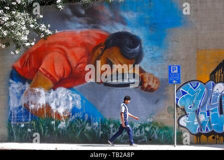 Beirut, Libanon. 29 Mai, 2019. Ein Mann geht durch die Wand mit Graffiti in Beirut, Libanon, am 29. Mai 2019. Credit: Bilal Jawich/Xinhua/Alamy leben Nachrichten Stockfoto