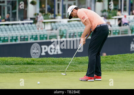 Mai 19, 2019 - Bethpage, New York, United States - Keegan Bradley Schläge 18 Grün während der Endrunde der 101 PGA Meisterschaft am Bethpage Black. (Bild: © Debby Wong/ZUMA Draht) Stockfoto