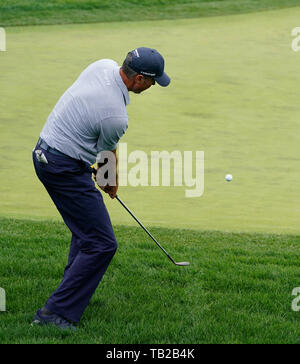 Mai 19, 2019 - Bethpage, New York, United States - Matt Kuchar Chips auf dem 18 Grün während der Endrunde der 101 PGA Meisterschaft am Bethpage Black. (Bild: © Debby Wong/ZUMA Draht) Stockfoto