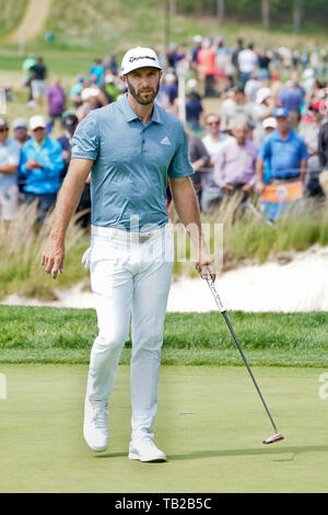 Mai 19, 2019 - Bethpage, New York, United States - Dustin Johnson geht weg 18 Grün während der Endrunde der 101 PGA Meisterschaft am Bethpage Black. (Bild: © Debby Wong/ZUMA Draht) Stockfoto