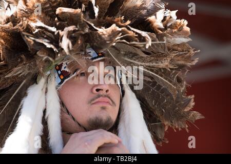 Dresden, Deutschland. 30 Mai, 2019. NuVassie Schmied, Tänzer des Oglala Lakota Nation aus dem US-Bundesstaat South Dakota, steht bei einem indischen Tanz auf dem Neumarkt. Der 28 Karl May Festival findet vom 31. Mai bis 02. Juni 2019 in Radebeul, Sachsen. Credit: Sebastian Kahnert/dpa-Zentralbild/ZB/dpa/Alamy leben Nachrichten Stockfoto