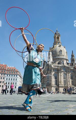 Dresden, Deutschland. 30 Mai, 2019. Delacina Chief Eagle, Tänzerin der Oglala Lakota Nation aus dem US-Bundesstaat South Dakota, steht bei einem indischen Tanz auf dem Neumarkt. Der 28 Karl May Festival findet vom 31. Mai bis 02. Juni 2019 in Radebeul, Sachsen. Credit: Sebastian Kahnert/dpa-Zentralbild/ZB/dpa/Alamy leben Nachrichten Stockfoto