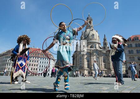 Dresden, Deutschland. 30 Mai, 2019. NuVassie Schmied (L-R), Delacina Chief Eagle und Vance Schmied, Tänzer der Oglala Lakota Nation aus dem US-Bundesstaat South Dakota, stand während eines indischen Tanz auf dem Neumarkt. Der 28 Karl May Festival findet vom 31. Mai bis 02. Juni 2019 in Radebeul, Sachsen. Credit: Sebastian Kahnert/dpa-Zentralbild/ZB/dpa/Alamy leben Nachrichten Stockfoto