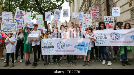 Westminster, London, Großbritannien. 30 Mai, 2019. Hunderte von Kindern, deren Familien und Anhänger März Downing Street für nationale Krise, Protest über eine Krise in der Ausbildung für junge Menschen mit besonderen pädagogischen Bedürfnissen Credit: Dinendra Haria/Alamy leben Nachrichten Stockfoto