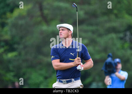 Dublin, OH, USA. 30 Mai, 2019. Bryson DeChambeau Uhren sein Schuss in der ersten Runde spielen am Memorial Day 2019 Turnier durch Allgemein bei Muirfield Village Golf Club in Dublin, OH vorgestellt. Austyn McFadden/CSM/Alamy leben Nachrichten Stockfoto