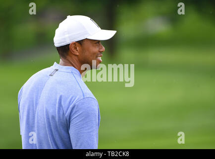 Dublin, OH, USA. 30 Mai, 2019. Tiger Woods Chats mit seinem Caddy in der ersten Runde spielen am Memorial Day 2019 Turnier durch Allgemein bei Muirfield Village Golf Club in Dublin, OH vorgestellt. Austyn McFadden/CSM/Alamy leben Nachrichten Stockfoto