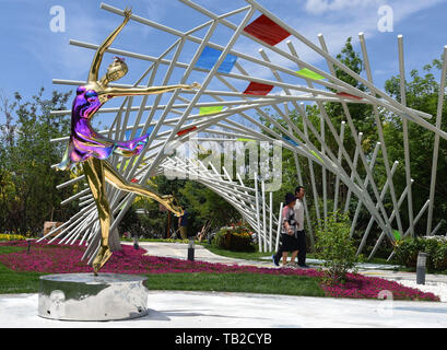 (190530) - HARBIN, 30. Mai 2019 (Xinhua) - Menschen besuchen die Heilongjiang Garten an der Peking Internationale Gartenbauausstellung in Yanqing Bezirk von Peking, der Hauptstadt von China, 30. Mai 2019. Im Nordosten von China, Provinz Heilongjiang ist weithin für seine ausgeprägte Jahreszeiten und seiner Bemühung, bekannte ökologische Entwicklung zu fördern, besonders in den grösseren und kleineren Khingan Berge. Die Waldfläche in der Khingan Berge, die als wichtiges Ökosystem Wald Funktion Zone und eine Reserve von strategischer Bedeutung für Schnittholz Ressourcen in China angesehen wird, spielt eine unersetzliche Ro Stockfoto