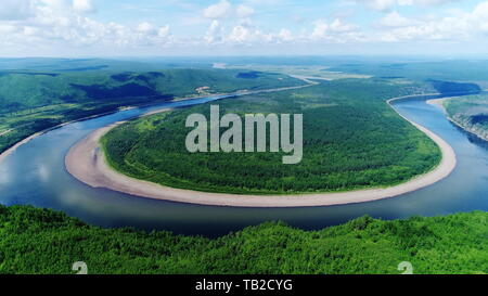 (190530) - HARBIN, 30. Mai 2019 (Xinhua) - Luftaufnahme auf Aug 2, 2017 zeigt die Landschaft des Flusses Heilongjiang in der Größeren Khingan Berge im Nordosten der chinesischen Provinz Heilongjiang. Im Nordosten von China, Provinz Heilongjiang ist weithin für seine ausgeprägte Jahreszeiten und seiner Bemühung, bekannte ökologische Entwicklung zu fördern, besonders in den grösseren und kleineren Khingan Berge. Die Waldfläche in der Khingan Berge, die als wichtiges Ökosystem Wald Funktion Zone und eine Reserve von strategischer Bedeutung für Schnittholz Ressourcen in China angesehen wird, spielt eine unersetzliche Rolle in Stockfoto