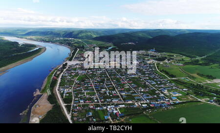 (190530) - HARBIN, 30. Mai 2019 (Xinhua) - Luftaufnahme auf Aug 1, 2017 zeigt die Landschaft von Chinas nördlichster Beiji Dorf in Mohe Stadt, im Nordosten der chinesischen Provinz Heilongjiang. Im Nordosten von China, Provinz Heilongjiang ist weithin für seine ausgeprägte Jahreszeiten und seiner Bemühung, bekannte ökologische Entwicklung zu fördern, besonders in den grösseren und kleineren Khingan Berge. Die Waldfläche in der Khingan Berge, die als wichtiges Ökosystem Wald Funktion Zone und eine Reserve von strategischer Bedeutung für Schnittholz Ressourcen in China angesehen wird, spielt eine unersetzliche Rolle im Mai Stockfoto