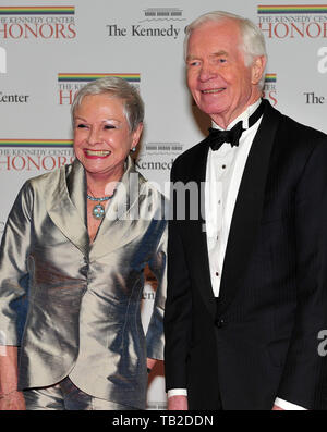 Washington, District of Columbia, USA. 4. Dez 2010. United States Senator Thad Cochran (Republikaner für Mississippi) und ein unbekannter Gast für die formale Artist Abendessen kommen an der United States State Department in Washington, DC am Samstag, 4. Dezember 2010 Credit: Ron Sachs/CNP/ZUMA Draht/Alamy leben Nachrichten Stockfoto