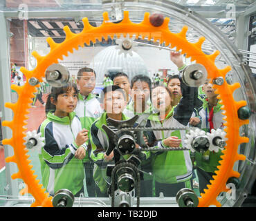 (190530) - SHAOYANG, 30. Mai 2019 (Xinhua) - die Teilnehmer zeigen eine Ausstellung, die im Verlauf der Veranstaltung in der Feier des bevorstehenden Internationalen Tag der Kinder in Longhui Grafschaft, Stadt Shaoyang, Chinas Provinz Hunan, 30. Mai 2019. (Xinhua / Zeng Yong) Stockfoto