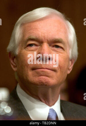 Washington, Vereinigte Staaten von Amerika. 06. Jan 2005. United States Senator Thad Cochran (Republikaner für Mississippi), Vorsitzender des United States Senate Committee on Mittel, bei der Anhörung angesichts der Nominierung von Governor Michael Johanns (Republikaner von Nebraska) als Außenminister der Vereinigten Staaten in Washington, DC am 6. Januar 2005. Credit: Ron Sachs/CNP | Verwendung der weltweiten Kredit: dpa/Alamy leben Nachrichten Stockfoto