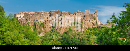 Calcata mit befestigten Altstadt umgeben von Natur, eine mittelalterliche Stadt in der Nähe von Rome Stockfoto