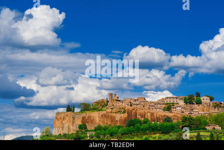 Blick auf Orvieto mittelalterlichen Altstadt mit ihren charakteristischen antiken Gebäude aus Tuffstein und schöne Wolken über Stockfoto