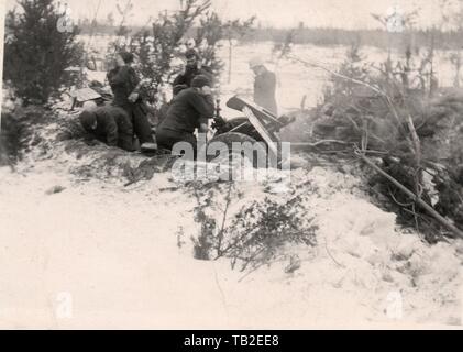 Deutsche Soldaten mit 75 mm Leichte Infanterie Gewehr schießen auf die russische Front im Winter 1941 Stockfoto