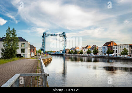 Willebroek, Belgien - 27. Mai 2019: Panoramablick auf das Bügeleisen Zugbrücke über den Brussels-Scheldt Kanal in Willebroek Stockfoto