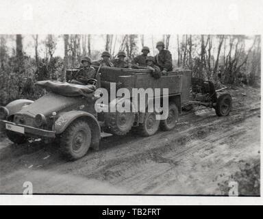 Waffen-SS-Truppen ziehen eines leichten pak Pak an der russischen Front 1941 Stockfoto