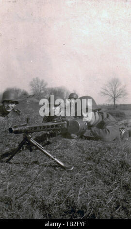 Deutsche Soldaten mit einem MG 42 Stockfoto
