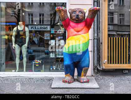 Schöneberg-Berlin. Brunos Shop mit Berliner Bär tragen LGBT-Farben Stockfoto