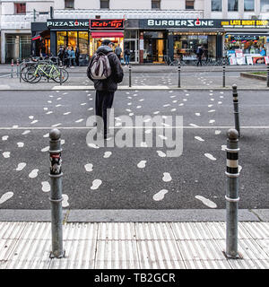 Schöneberg-Berlin. Älterer mann Kreuzung Fußgängerzone in der Maaßenstraße. Malte Spuren Kommen & Gehen Stockfoto