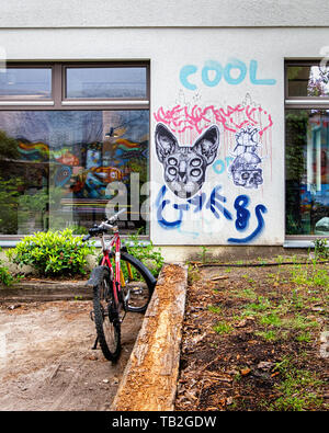 Außenbereich im acud Kulturzentrum in Veteranenstrasse mit Graffiti und Street Art. Mitte, Berlin Stockfoto