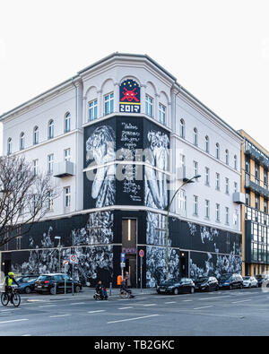 Urban Nation Museum der Street Art in Schöneberg-Berlin, Fassade Kunst von Snik & Hera ist eine Hommage an die Natur Stockfoto