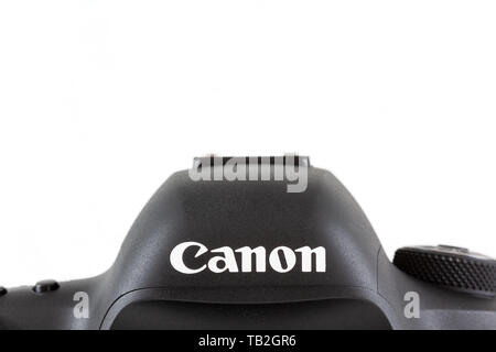 Canon 5D Mark IV DSLR-Kamera fotografiert auf einem weißen Hintergrund. Stockfoto
