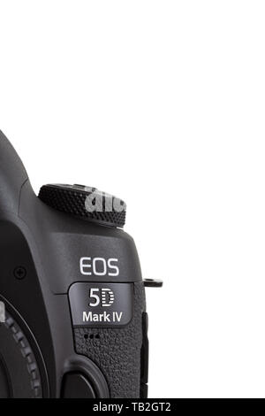 Canon 5D Mark IV DSLR-Kamera fotografiert auf einem weißen Hintergrund. Stockfoto