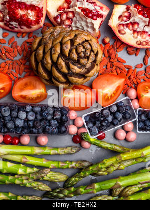 Gesund Vegan essen. Gesundheit Nahrung für Fitness Concept mit Obst, Gemüse, Nüssen hoch in die Anthocyane, Antioxidantien, Mineralien und Vitamine Stockfoto