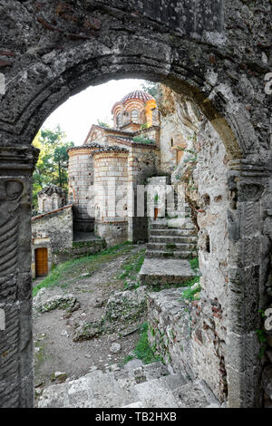 Teil des byzantinischen archäologische Stätte von Mystras in Peloponnes, Griechenland. Blick auf den Peribleptos Kloster in der Mitte des alten Mystras Stockfoto