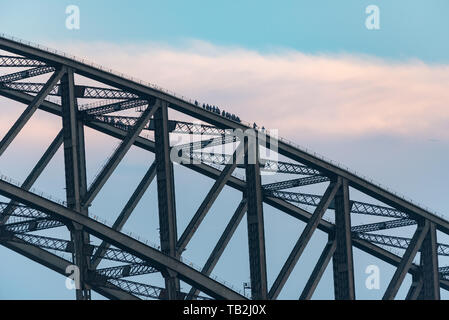 Sydney Harbour braut Kletterer am Rande id der Brücke Stockfoto