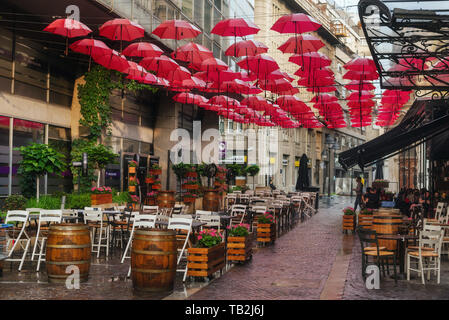 Belgrad, Serbien - Juni 14., 2018. Restaurant im Freien Dekoration mit hängenden roten Sonnenschirmen im Belgrader Zentrum. Beliebte touristische Street Cafe mit Summ Stockfoto