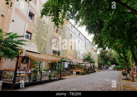 Belgrad, Serbien - 16. Juni 2018. Historischer Ort Skadarlija mit gepflasterten Gassen und Alleen in Wohn- Stadtteil Dorcol - populäre Wahrzeichen. Böhmische s Stockfoto