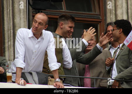 MUENCHEN DEUTSCHLAND - Mai 26, 2019: Robert Lewandowski, Serge Gnabry, Leon Goretzka, Franck Ribery, James Rodriguez vom FC Bayern München feiern Stockfoto