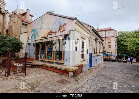 Belgrad, Serbien - 16. Juni 2018. Historischer Ort Skadarlija mit Kunstläden, Galerien, gepflasterten Gassen und Alleen in der Innenstadt. Böhmische Straße mit Bars Stockfoto