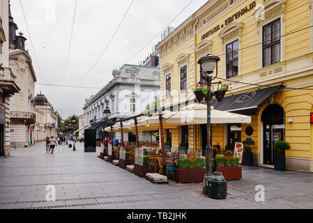 Belgrad, Serbien - 16. Juni 2018. Blick auf die Altstadt Central Street mit Sommer Cafe Terrasse, Gebäudefassaden und Strassenlaternen. Stadt Szene in der Innenstadt von wit Stockfoto