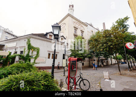 Belgrad, Serbien - 16. Juni 2018. Historischer Ort Skadarlija mit Telefonzelle, Bäume, Strassenlaternen, Fahrrad- und Kopfsteinpflasterstraße in der Innenstadt. Böhmische Straße w Stockfoto