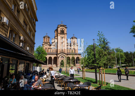 Belgrad, Serbien - 19. April 2018. Blick auf die grüne Tasmajdan Park, Street Cafe mit entspannenden Menschen und st. Markieren Kirche - populäre touristische Sehenswürdigkeiten Stockfoto