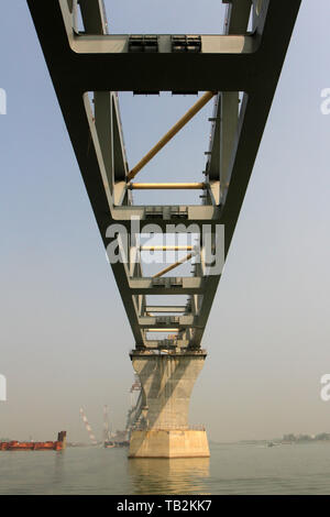Die Padma Bridge ist eine multifunktionale Straße-Schiene Brücke über den Fluss Padma im Bau in Bangladesch. Stockfoto