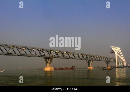 Die Padma Bridge ist eine multifunktionale Straße-Schiene Brücke über den Fluss Padma im Bau in Bangladesch. Stockfoto