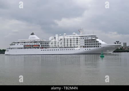 Kreuzfahrtschiff Silver Whisper leitet die Themse bei einem Besuch in London Stockfoto