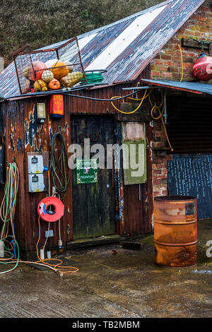 Fischerhütte im Hafen von Porthgain, Pembrokeshire, Wales, UK. Stockfoto