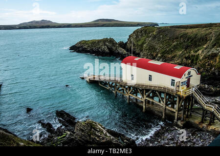 Blick auf das alte Bootshaus, St Davids Rettungsboot Station in St. Justinian, Pembrokeshire, Wales, UK. Stockfoto