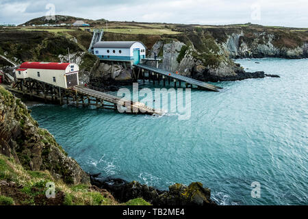 Ansicht der neuen und alten Boot Häuser, St Davids Rettungsboot Station in St. Justinian, Pembrokeshire, Wales. Stockfoto