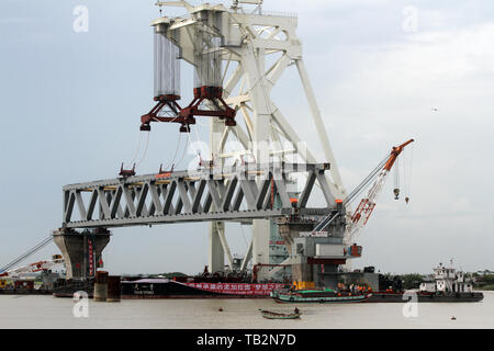 Die Padma Bridge ist eine multifunktionale Straße-Schiene Brücke über den Fluss Padma im Bau in Bangladesch. Stockfoto