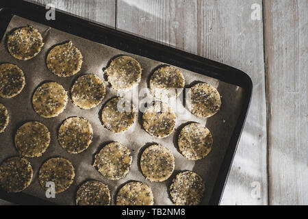 Hohen Winkel in der Nähe von Ausgangspunkten cracker Teig auf ein Backblech. Stockfoto