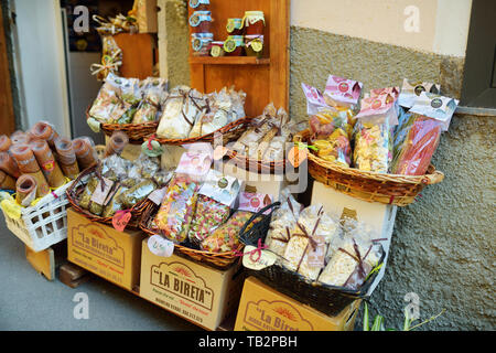 MANAROLA, Italien - 18. NOVEMBER 2018: Verschiedene Essen, Güter und kleinen typischen Souvenirs in kleinen Läden in der Fußgängerzone von Manarola Dorf verkauft, C Stockfoto