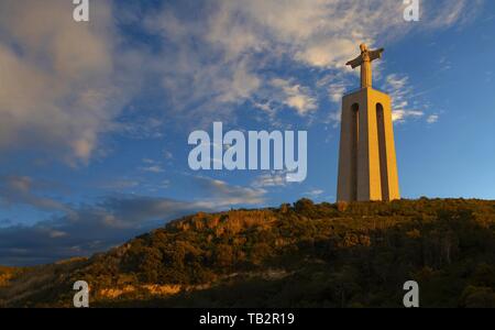 Sonnenuntergang über den Fluss Tejo in Almada in der Nähe von Lissabon Stockfoto