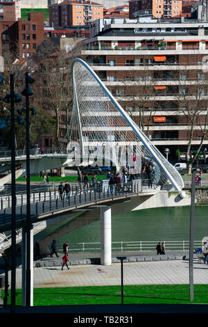 Bilbao, Spanien. Februar 16, 2019. Zubizuri Brücke (Puente del Campo Volantin), ist ein gebunden Bogen Fußgängerbrücke über den Fluss Nervion. Arq Santiago Calat Stockfoto