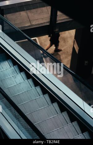 Hochwinkeliger Schuss einer Rolltreppe Stockfoto